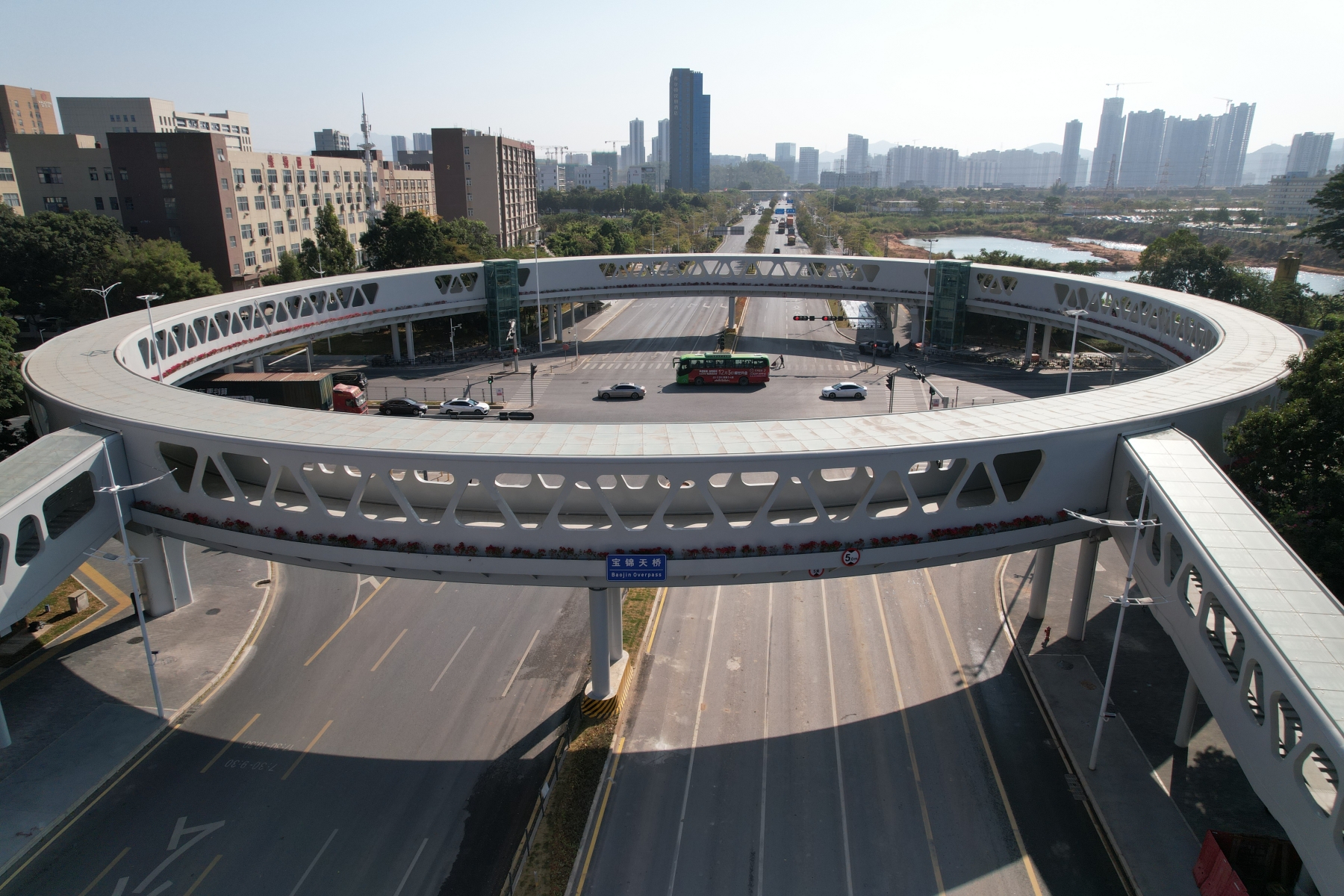 深圳市坪山寶錦人行天橋